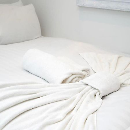 Cozy Single Level Flat With Parking Appartement Enfield Buitenkant foto