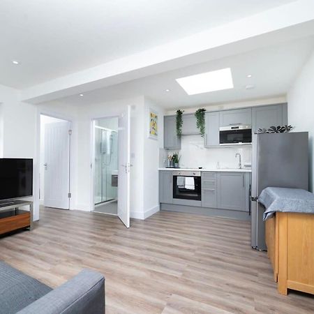Cozy Single Level Flat With Parking Appartement Enfield Buitenkant foto