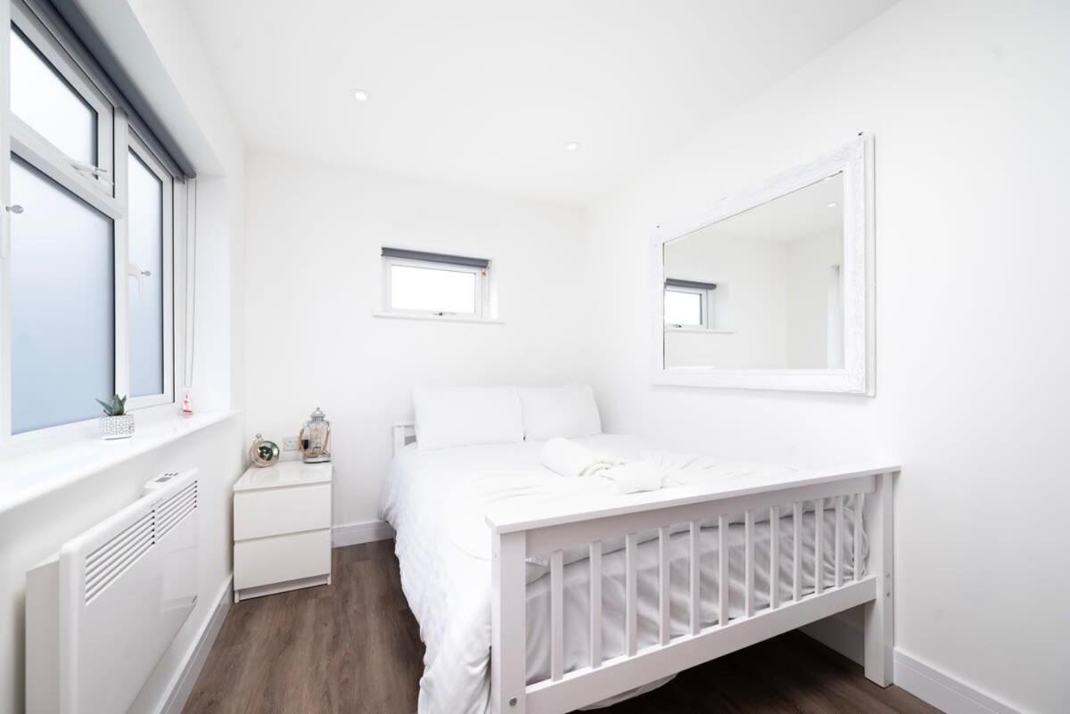 Cozy Single Level Flat With Parking Appartement Enfield Buitenkant foto