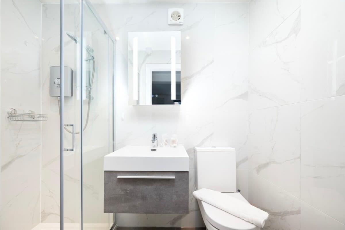 Cozy Single Level Flat With Parking Appartement Enfield Buitenkant foto