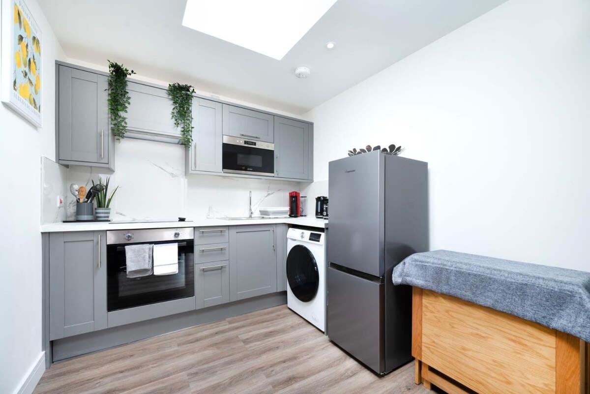 Cozy Single Level Flat With Parking Appartement Enfield Buitenkant foto