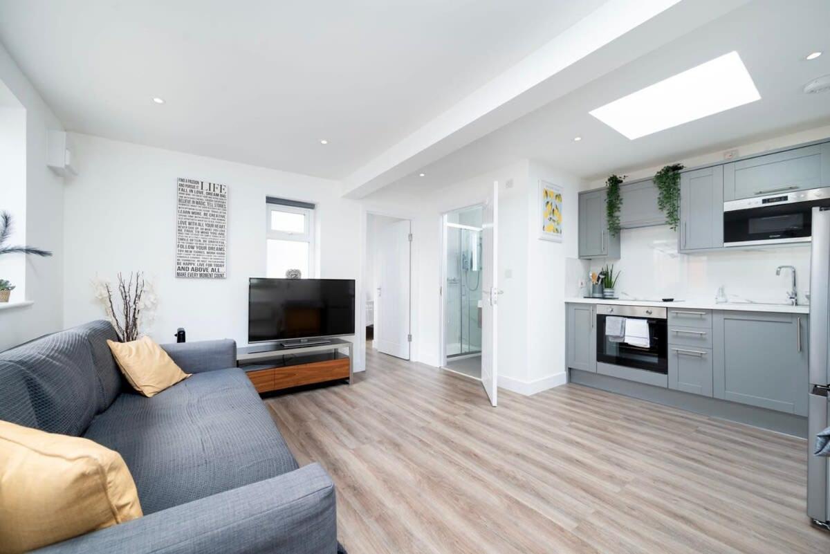 Cozy Single Level Flat With Parking Appartement Enfield Buitenkant foto