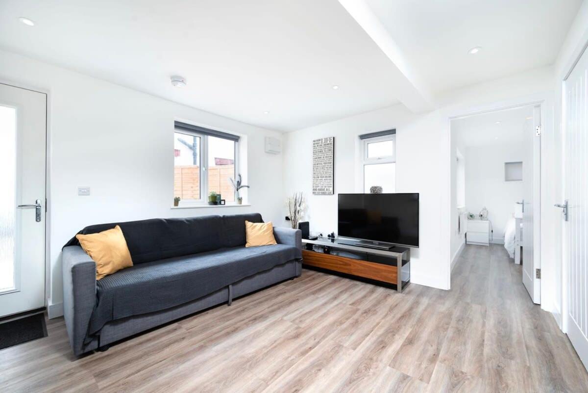 Cozy Single Level Flat With Parking Appartement Enfield Buitenkant foto