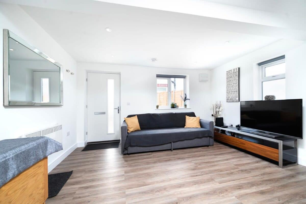 Cozy Single Level Flat With Parking Appartement Enfield Buitenkant foto