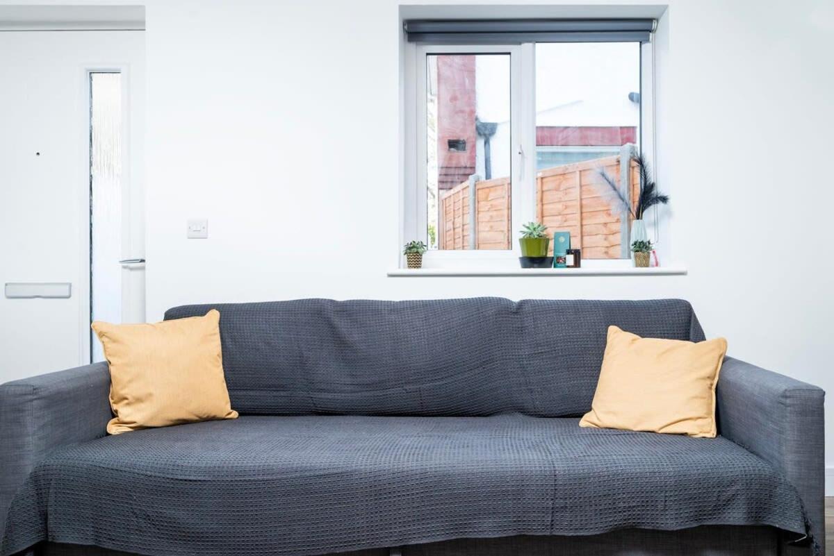 Cozy Single Level Flat With Parking Appartement Enfield Buitenkant foto